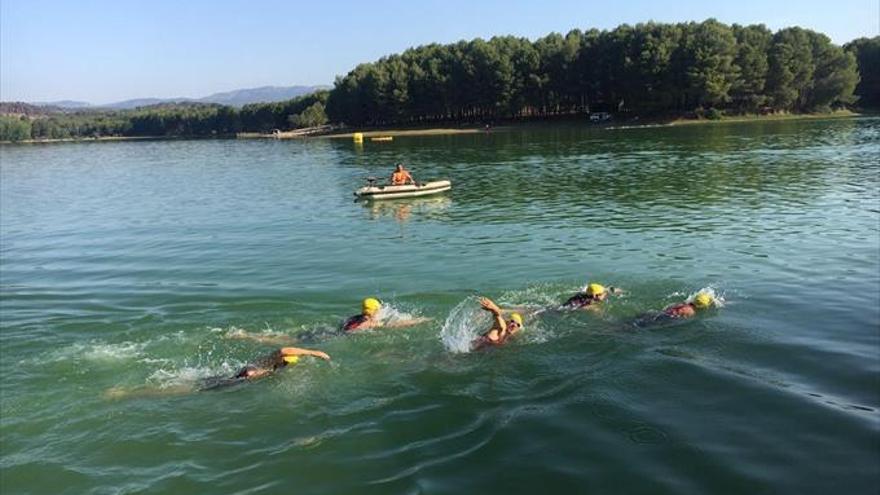 Huracán Cultbikes y CEA Bétera dominan el triatlón de Navajas