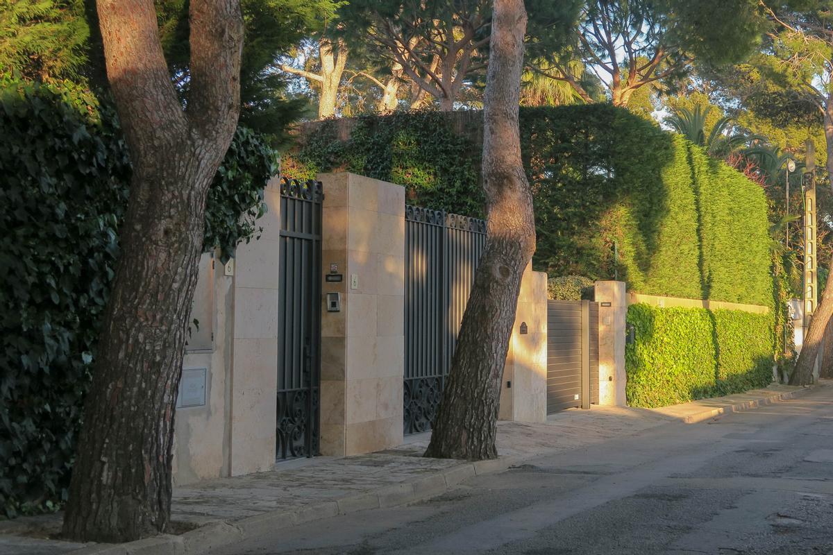 Entrada a las villas de la familia del exgobernador de Samara Vladímir Artyakov en la Costa Brava