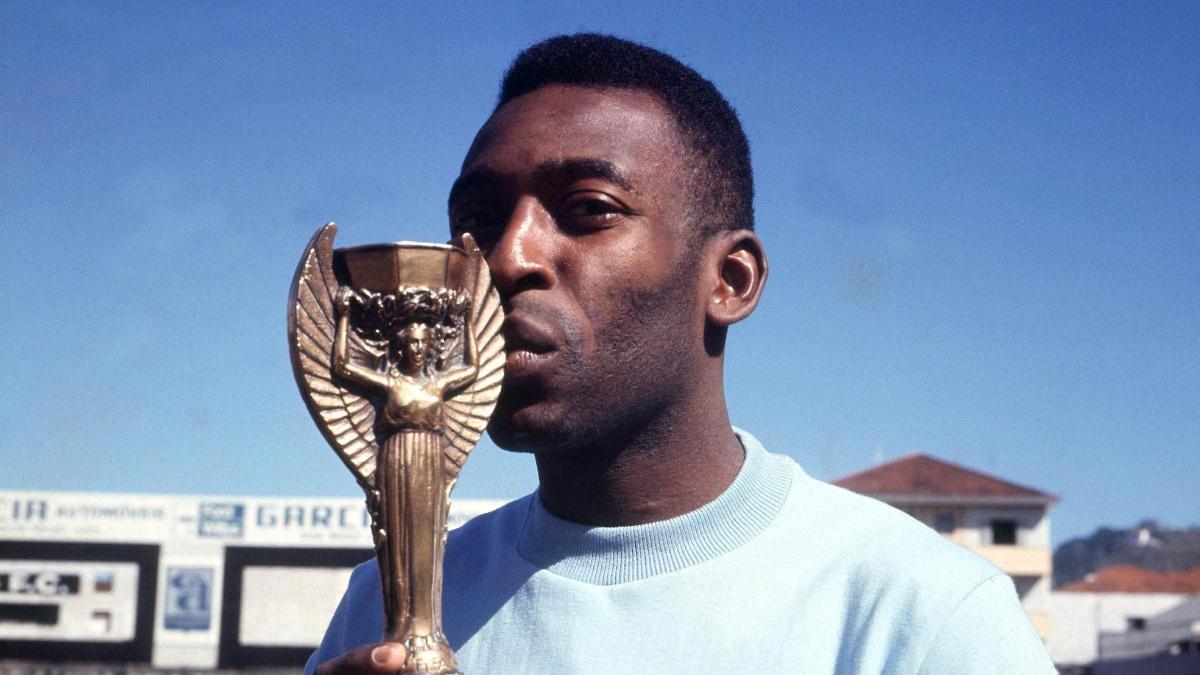 Pelé, con el trofeo robado años después