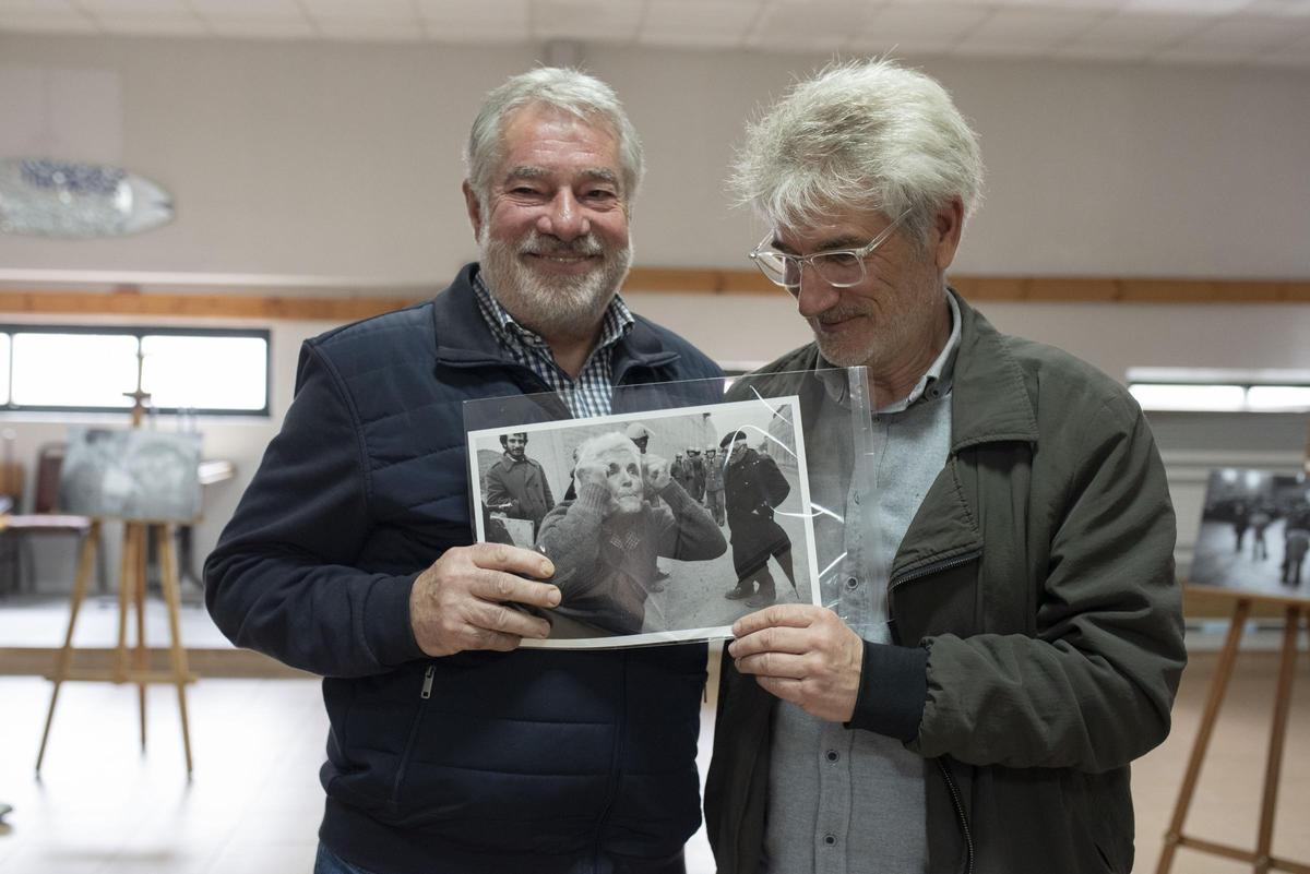 O fillo da protagonista dunha das fotos máis icónicas da protesta posa coa copa e Xosé Luis Mosquera (a dereita)