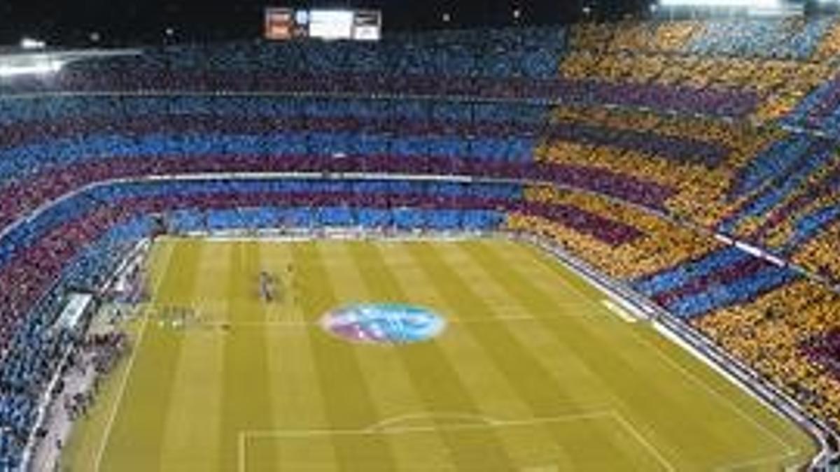 Imagen del mosaico que recubrió todo el Camp Nou antes de que empezara el clásico del domingo.