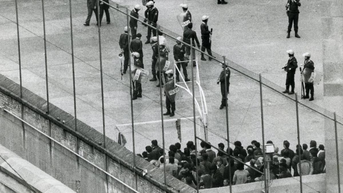 La policía sofoca un motín en la cárcell Modelo en 1983.