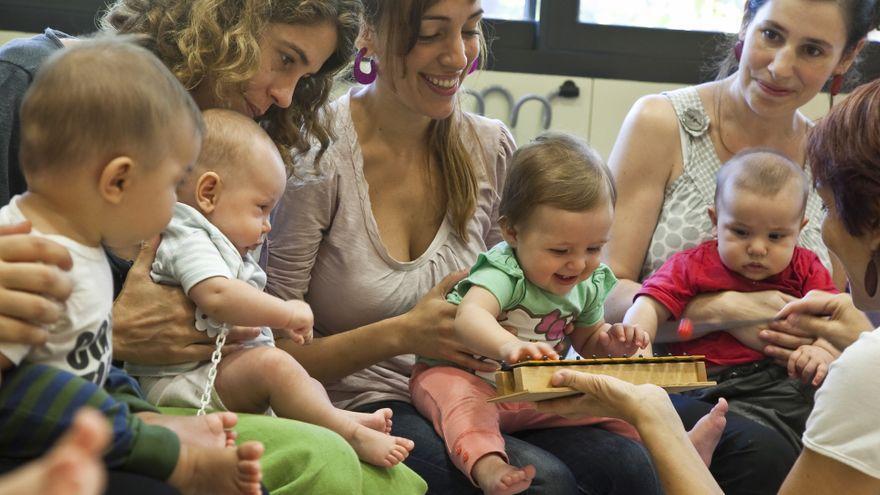 Imagen de archivo de un grupo de madres con sus bebés.