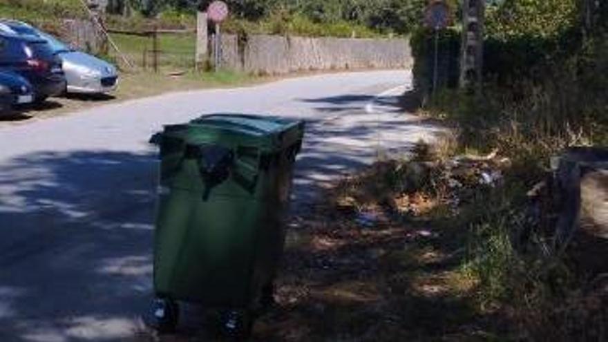 Vecinos denuncian el vertido de aguas negras en un contenedor en Mourisca