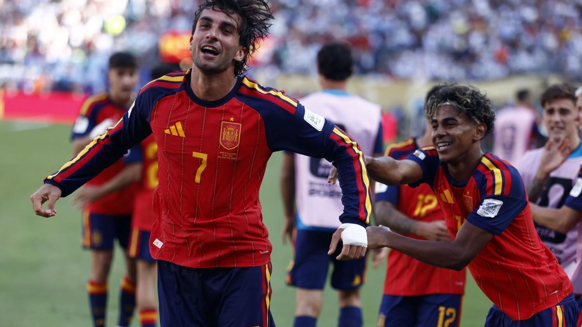 Ferran Torres borda la segunda estrella de España con un gol épico