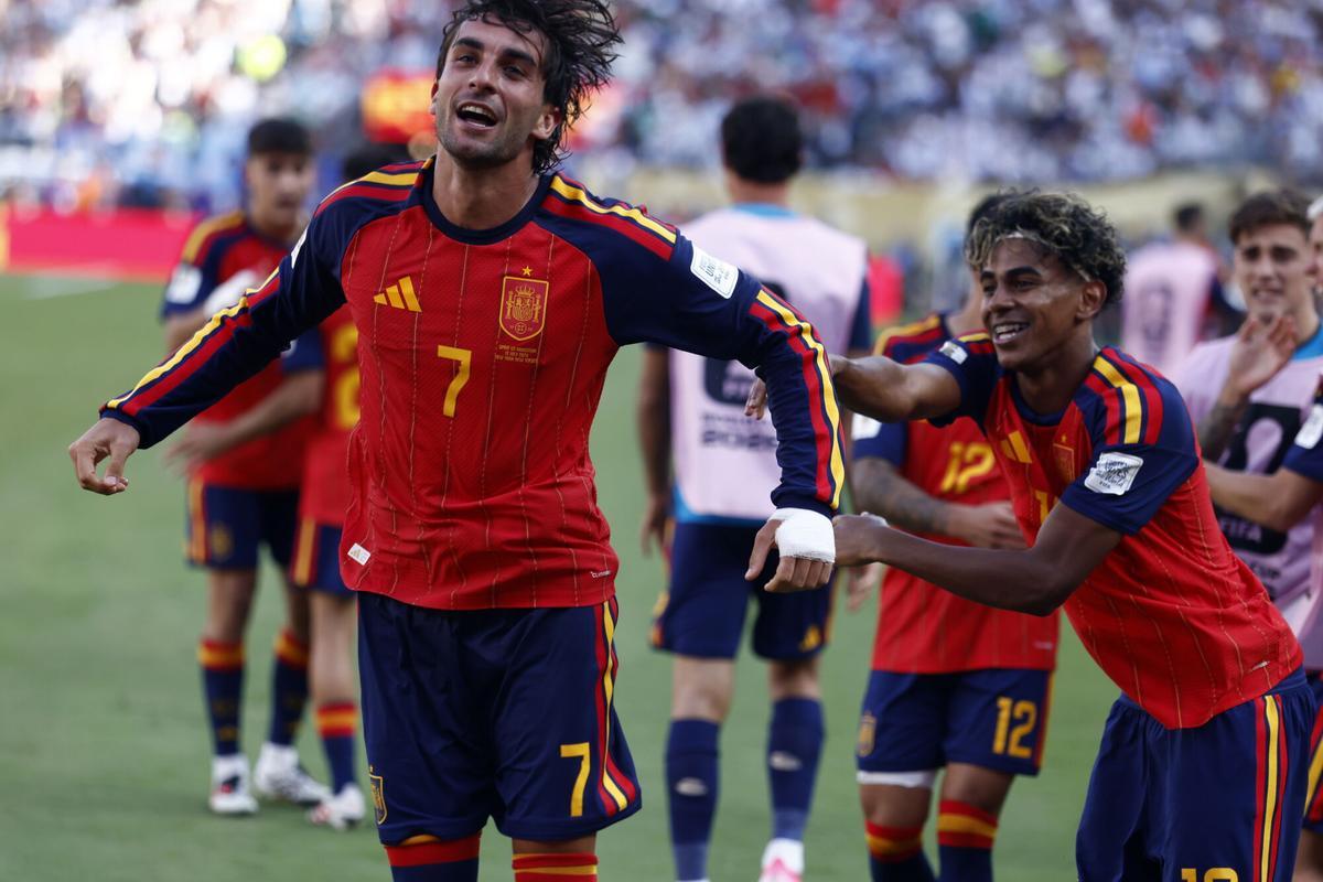 Ferran Torres y Lamine Yamal celebran el gol de España.