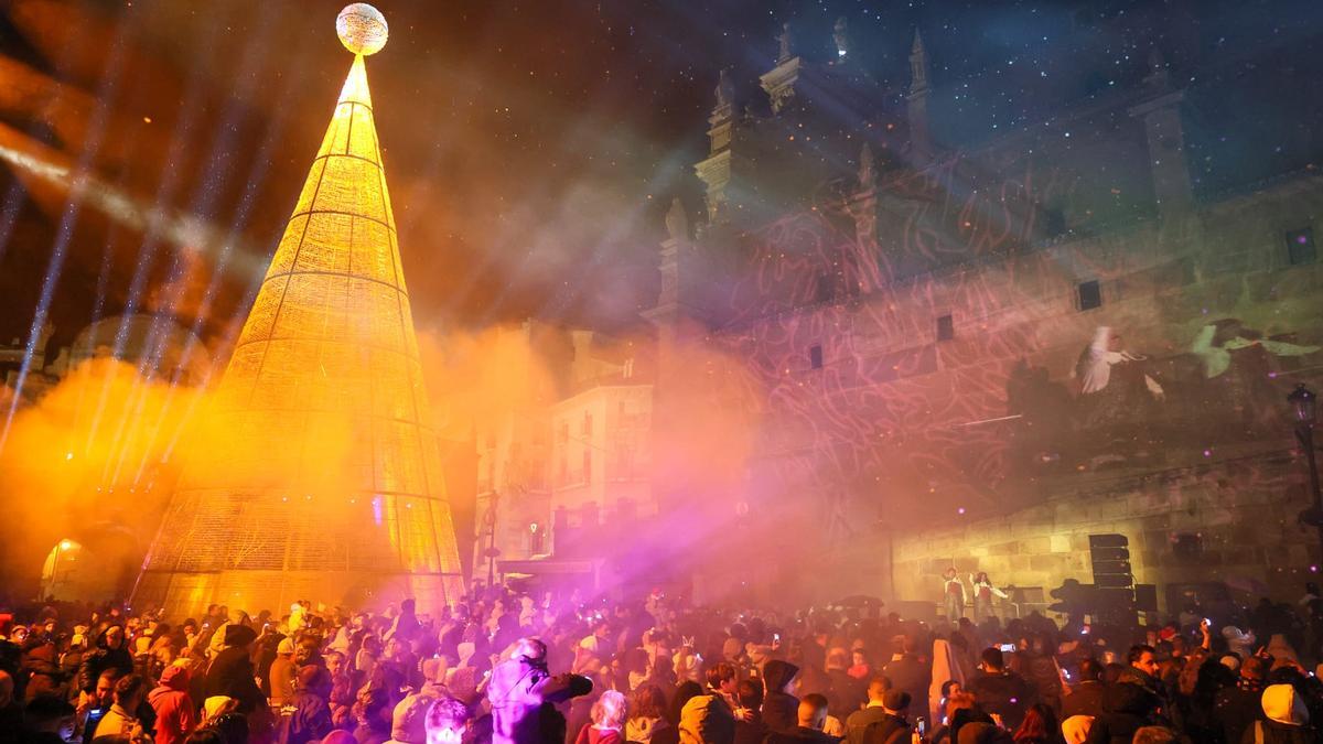 La luz y el color llenaban la Plaza de España para dar la bienvenida a Papá Noel.