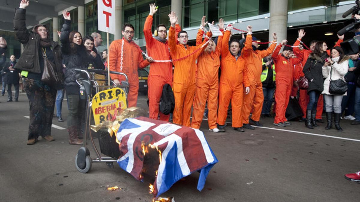 Manifestación de los trabajadores de Iberia por el ERE en El Prat.