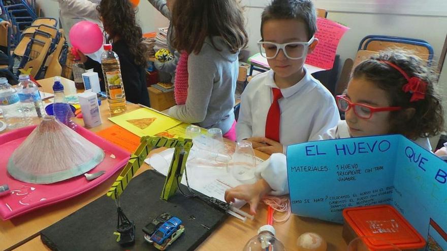 Los pequeños del CEIP Maicandil en su &#039;laboratorio&#039;.