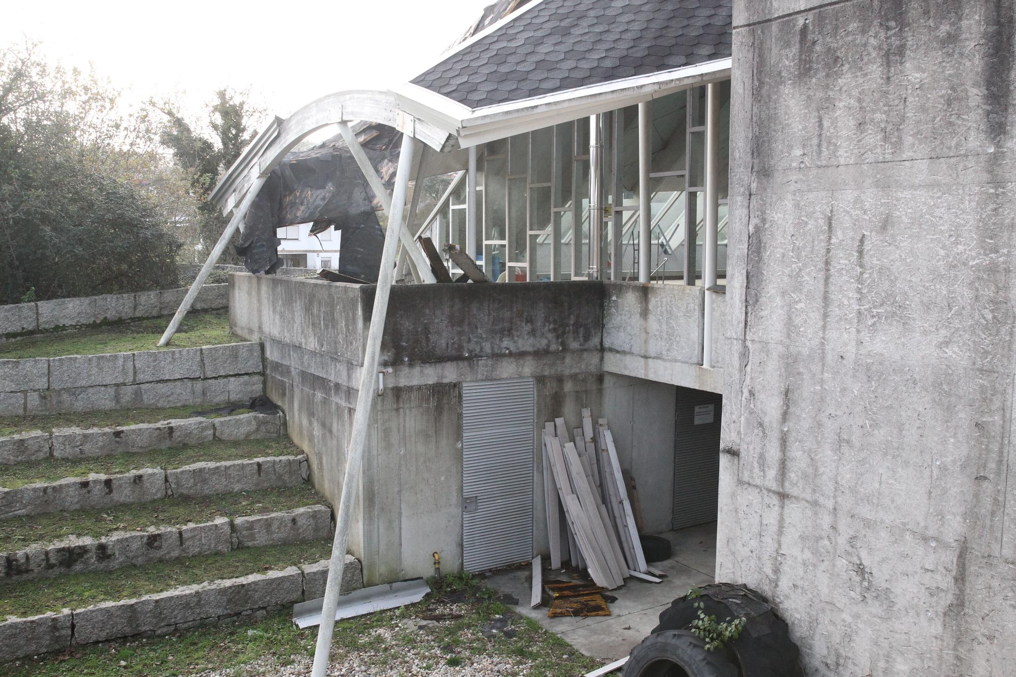 'A Balea' de Cangas: la millonaria piscina municipal se cae a cachos