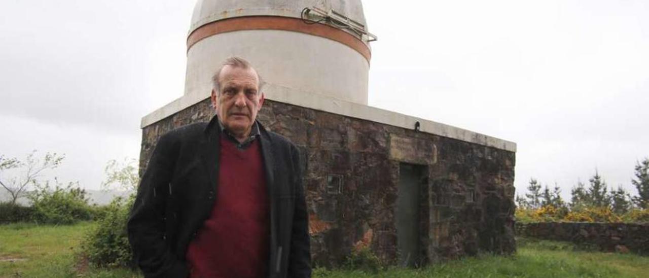 Antonio López posa ante el observatorio que construyó su padre hace 23 años.  // Bernabé/Gutier