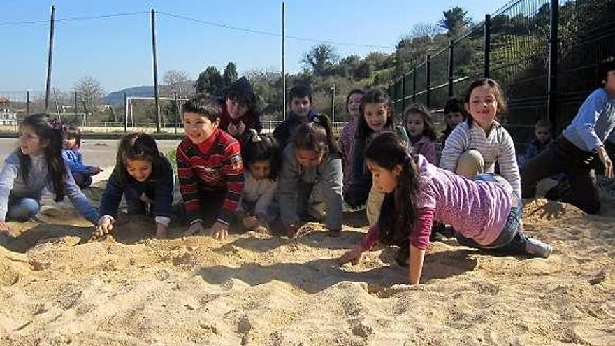 Alumnos del colegio, jugando en el arenero durante uno de los recreos.