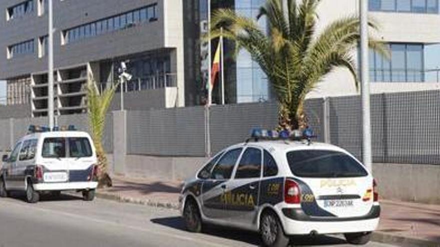 Un policía fuera de servicio y varios empleados retienen a un ladrón en Castelló