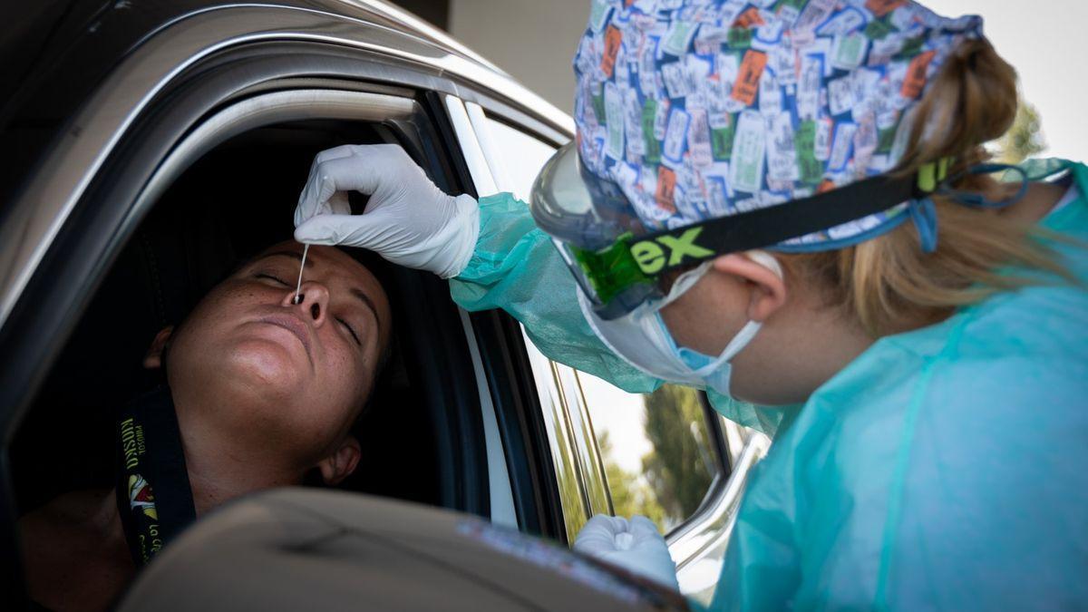 Un sanitario toma una muestra en el hospital de Dénia para una PCR