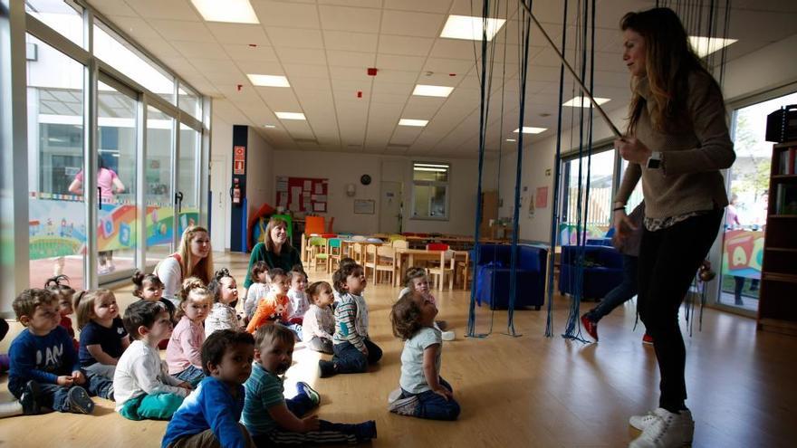 Avilés pone en marcha un proyecto piloto para llevar el asturiano a las escuelinas de bebés