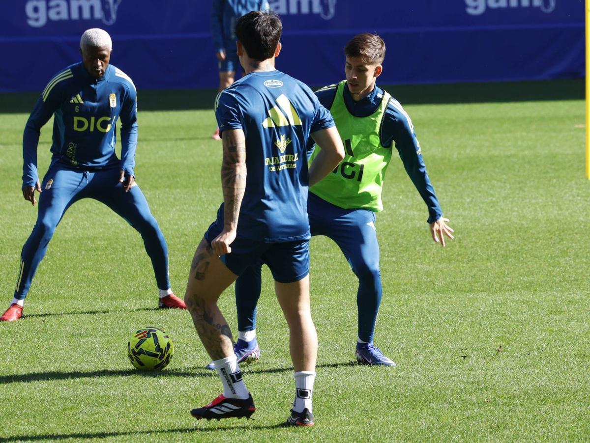 Sibo, Colombatto e Ilic, durante un entrenamiento.  | LUISMA MURIAS