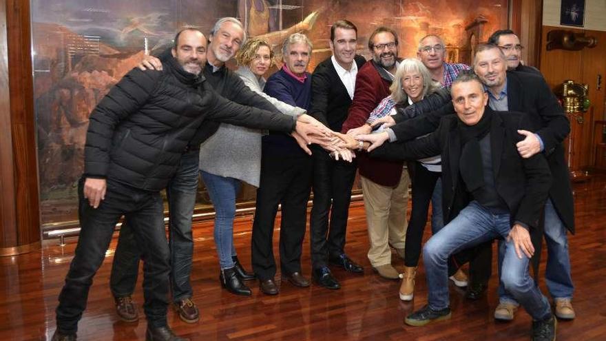 Garmendia, con las personas de su candidatura, en el Club del Mar.