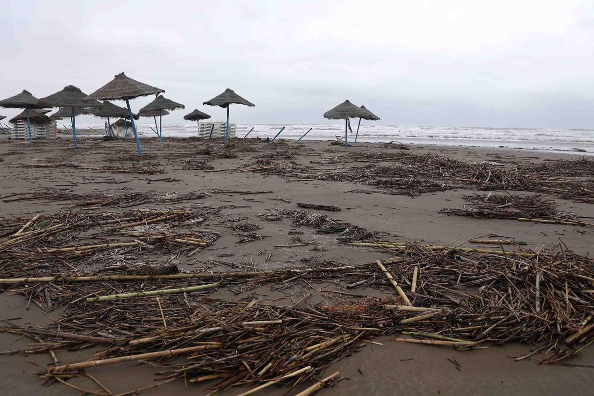 La playa de la Malvarrosa despues del temporal La playa de la Malvarrosa despues del temporal