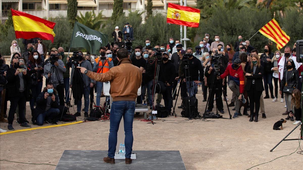 El líder de Vox, Santiago Abascal, durante su intervención en un acto de campaña del partido celebrado este sábado en Tarragona junto al cabeza de lista del partido en las elecciones catalanas del 14F, Ignacio Garriga. 