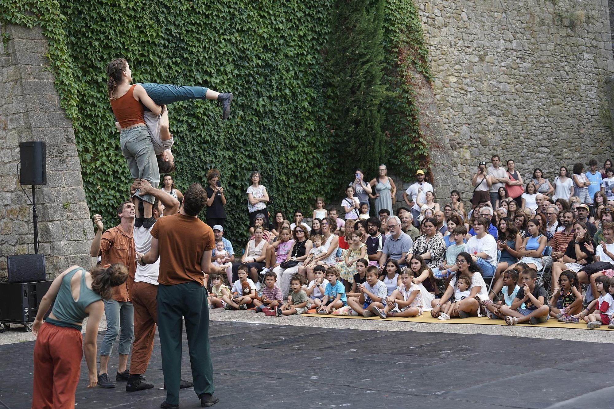 Les fotos de l'Escènit, "un espectacle increïble" que duu la cultura als carrers de Girona