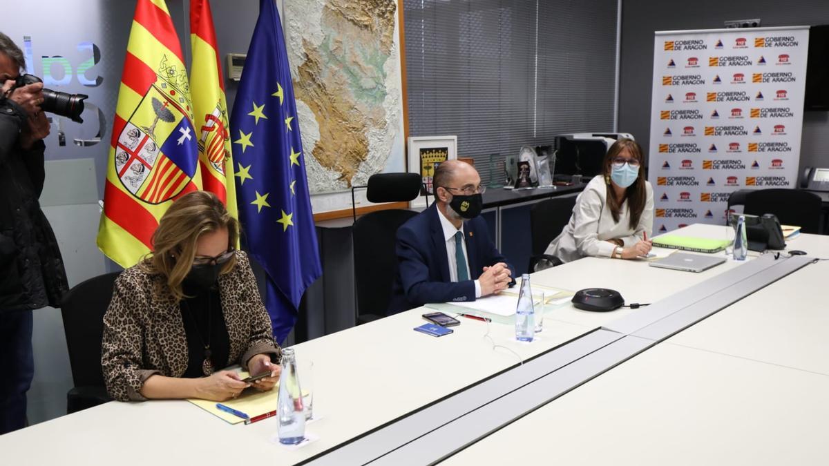 Lambán antes del inicio de la Conferencia de Presidentes