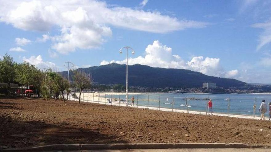 Vista de la playa desde uno de los laterales de la parcela sobre la que se levantaba As Dornas.