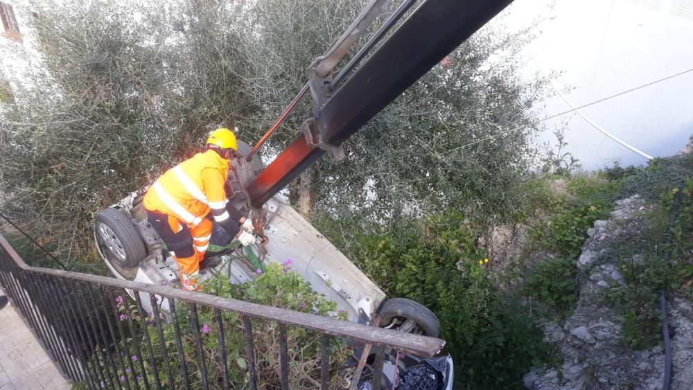 Rescatada una conductora cuyo coche se ha precipitado en Ibiza