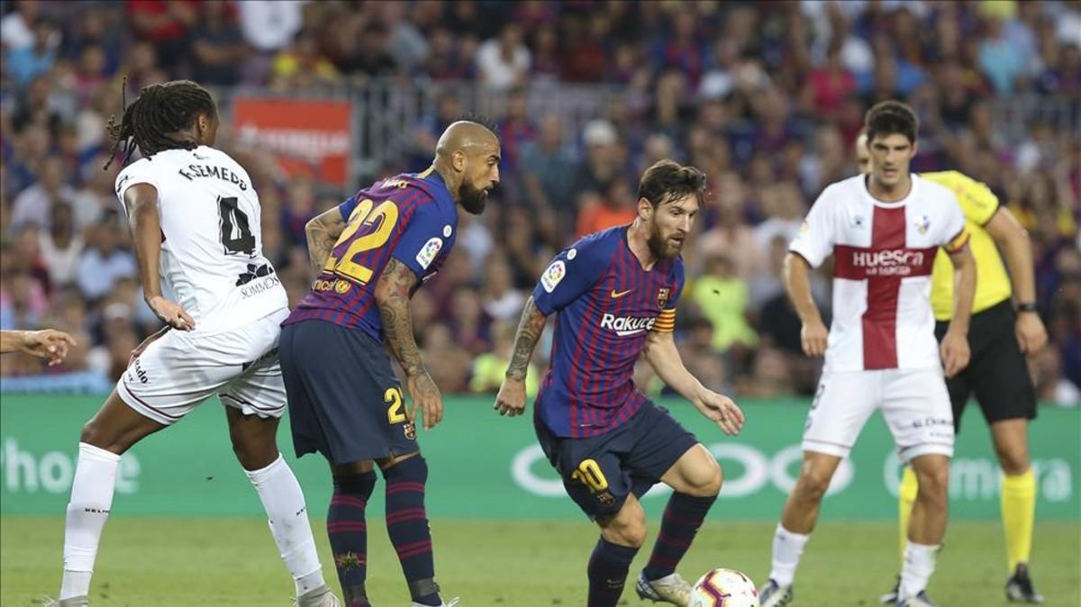 Vidal mira a Messi durante un partido