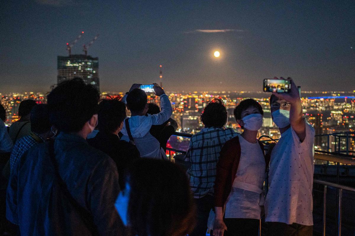 La Luna llena de septiembre, vista desde el mirador de la Torre Mori, en Roppongi Hills, Tokyo.