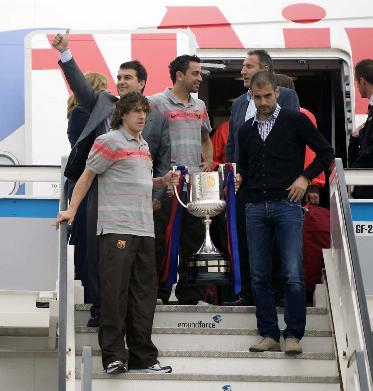 Laporta, Xavi, Txiki, Puyol y Guardiola, con la Copa del 2009 a su llegada a Barcelona.