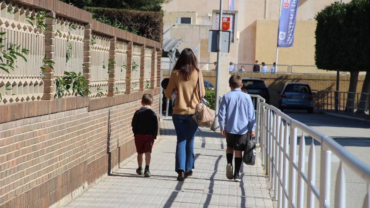 Una madre y alumnos, esta mañana en las inmediaciones del colegio Monteagudo de Murcia.
