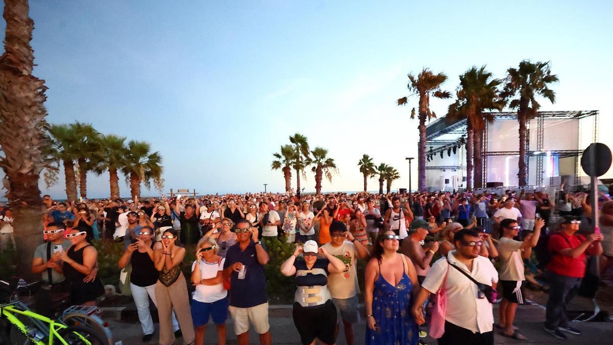 Miles de ciudadanos siguieron el eclipse desde la playa del Gurugú de Castelló.