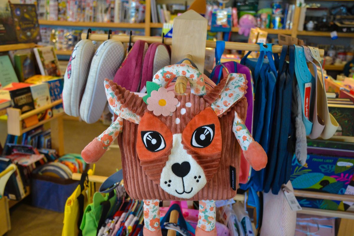 Detalle de algunos productos para niños en la tienda de Raquel Pire.