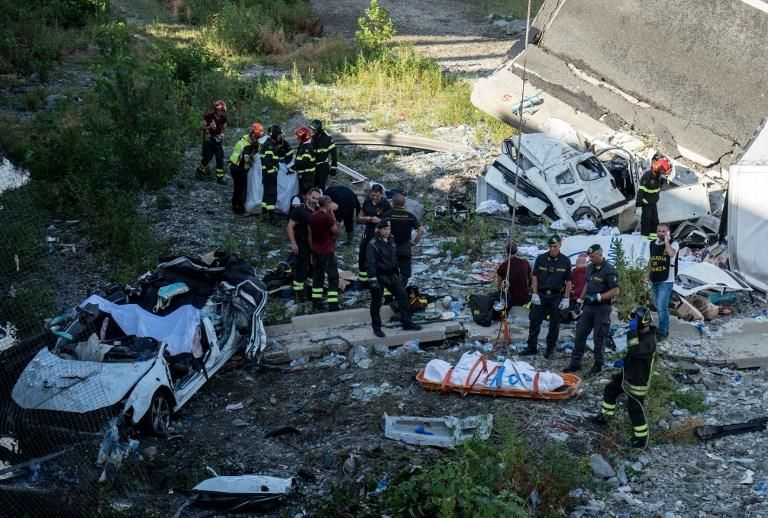 Decenas de muertos al desplomarse un puente de una