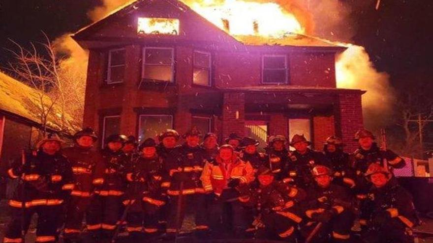 Foto de bomberos en una casa incendiada en los EEUU genera polémica mundial