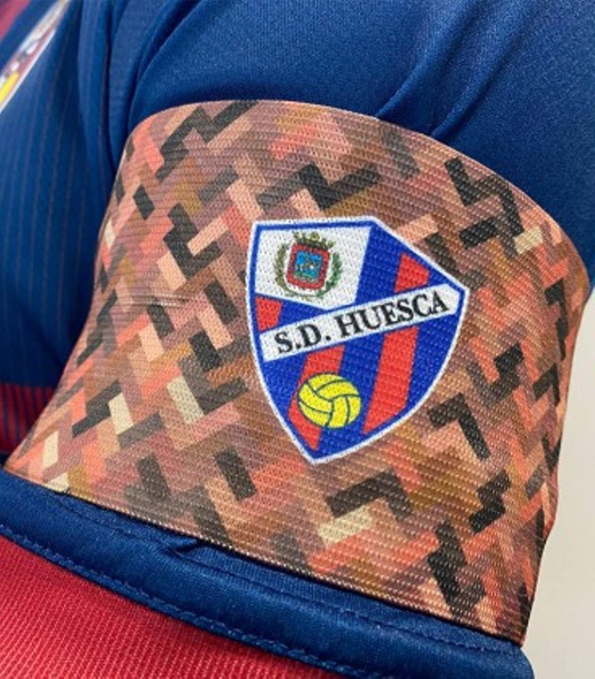 Brazalete lucido por la SD Huesca en su partido contra el Celta, homenajeando el Edificio Mulder