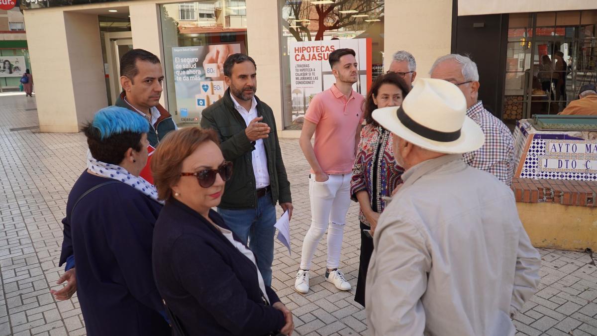 Imagen de archivo de los socialistas Daniel Pérez y Rubén Viruel, junto a representantes de Ampas de Málaga