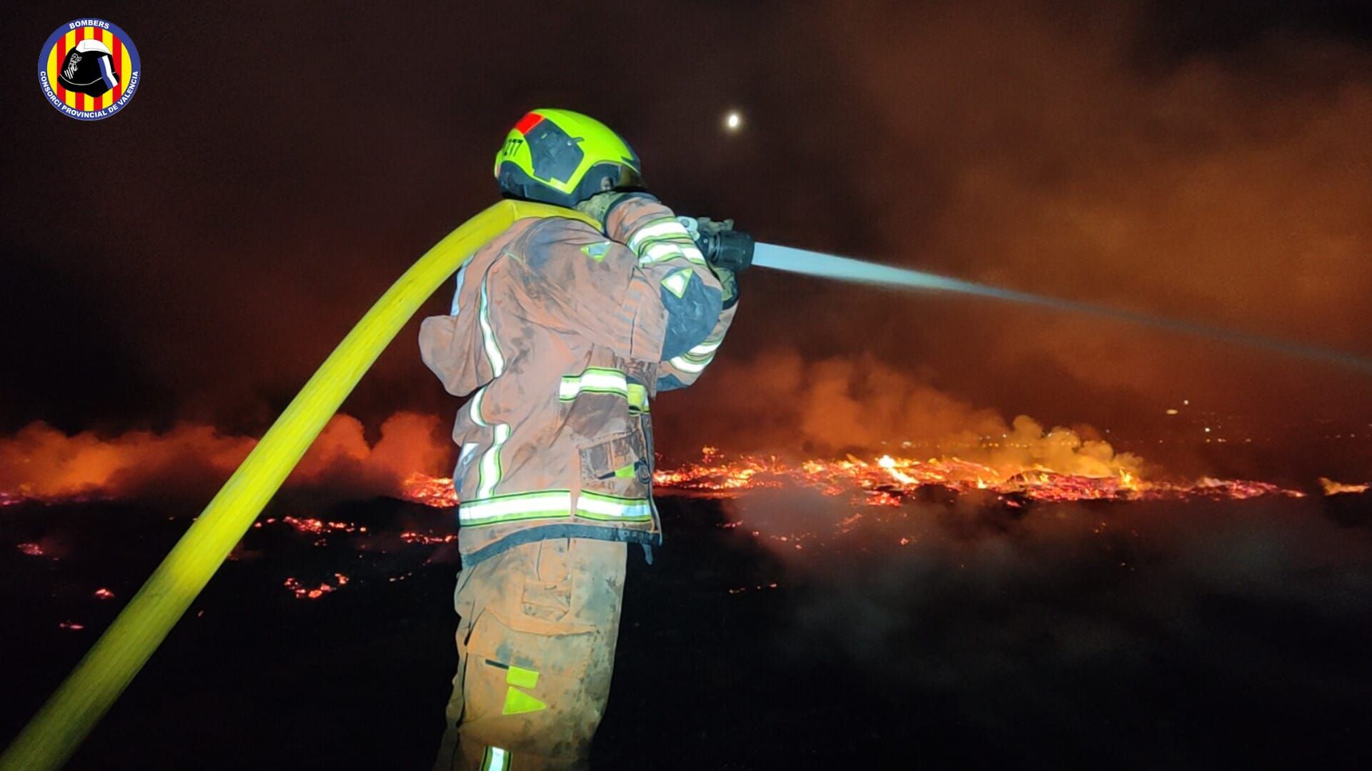 Incendio industrial en una explanada de palés en la Pobla