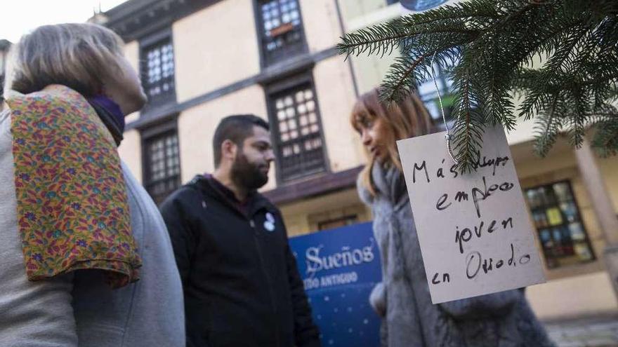 Ana Taboada, Rubén Rosón y Sandra Sutil, ayer, junto al &quot;Árbol de los Sueños&quot; de la plaza del Fontán.