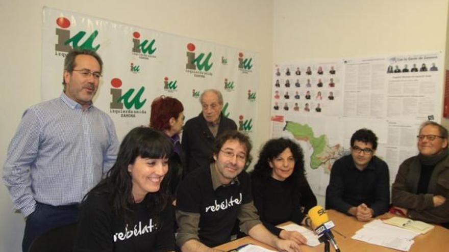 Miembros del nuevo consejo político provincial, con Miguel Ángel Viñas (el que lleva «rebélate» en la camiseta).