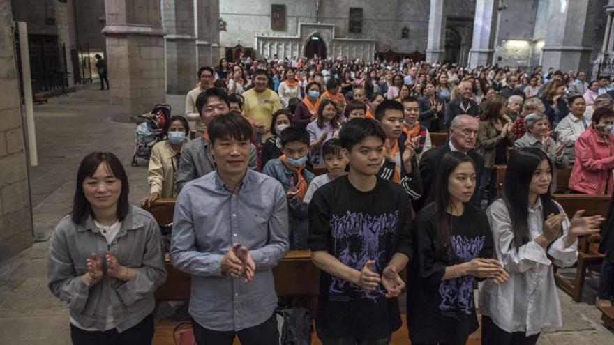 Més de 400 persones d’Àsia, Amèrica Llatina i Àfrica assisteixen a la missa de diumenge de la basílica de la Seu