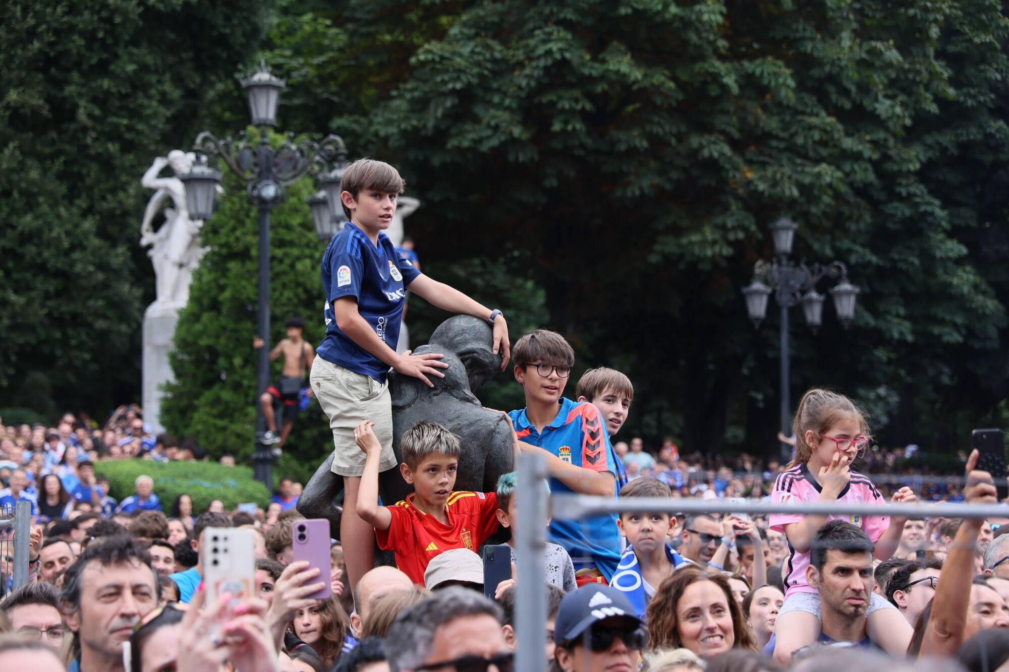 Locura azul en las calles de Oviedo para celebrar el ascenso del equipo a Primera División
