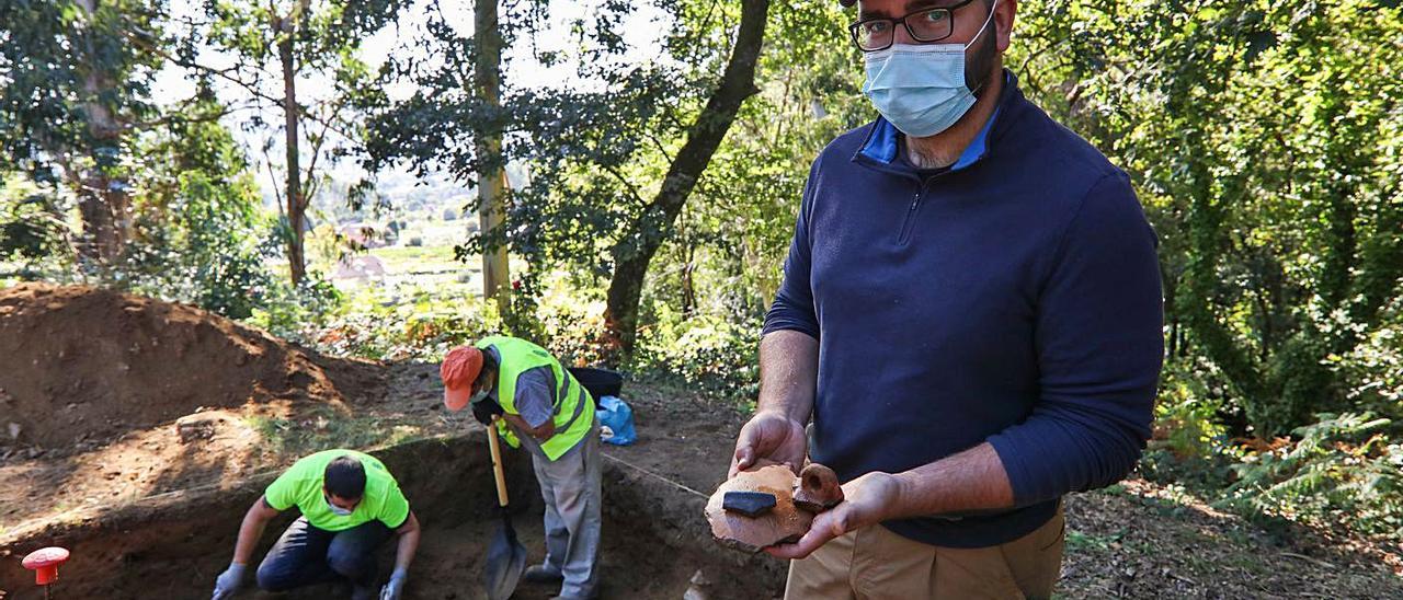 El director de la excavación, el arquólogo Mario Fernández, en el yacimiento de Pereiras. |   // ANXO GUTIÉRREZ