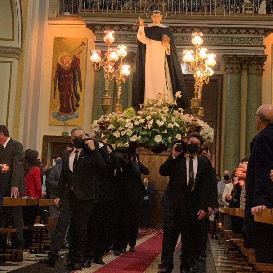 La imagen de Sant Vicent entra en la parroquia de la Asunción.