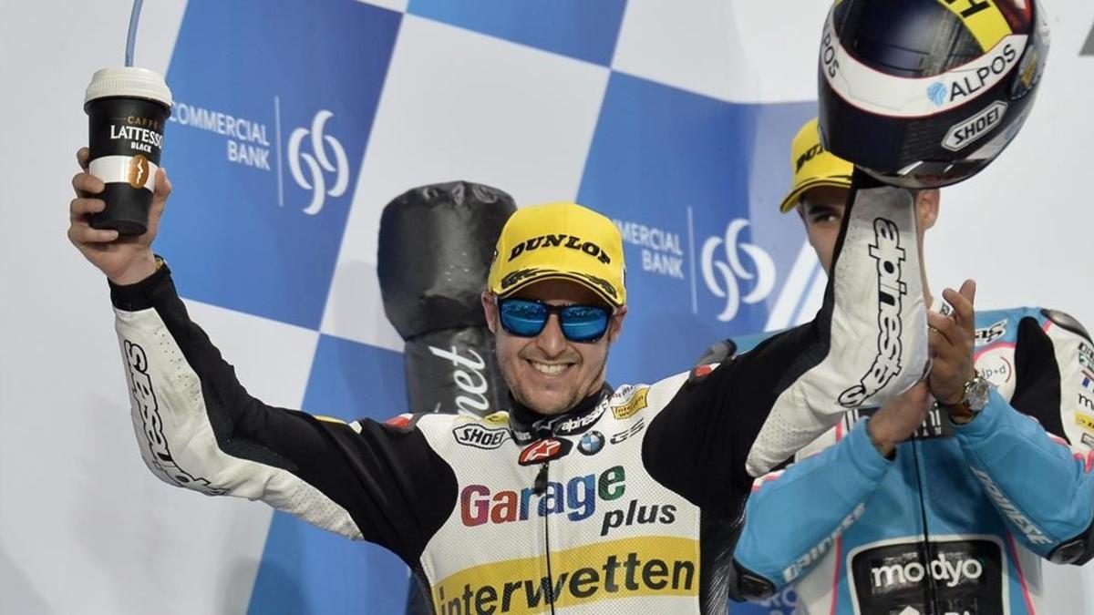 El suizo Thomas Luthi celebra la controvertida victoria en el podio.
