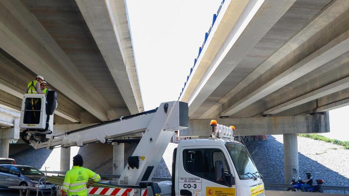 Operarios trabajan en el puente de la variante de los Visos que será reformado.