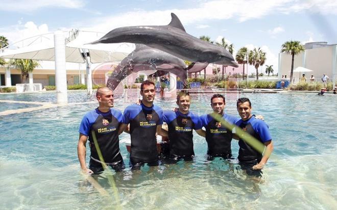 Los jugadores del Barça se divirtieron con los delfines