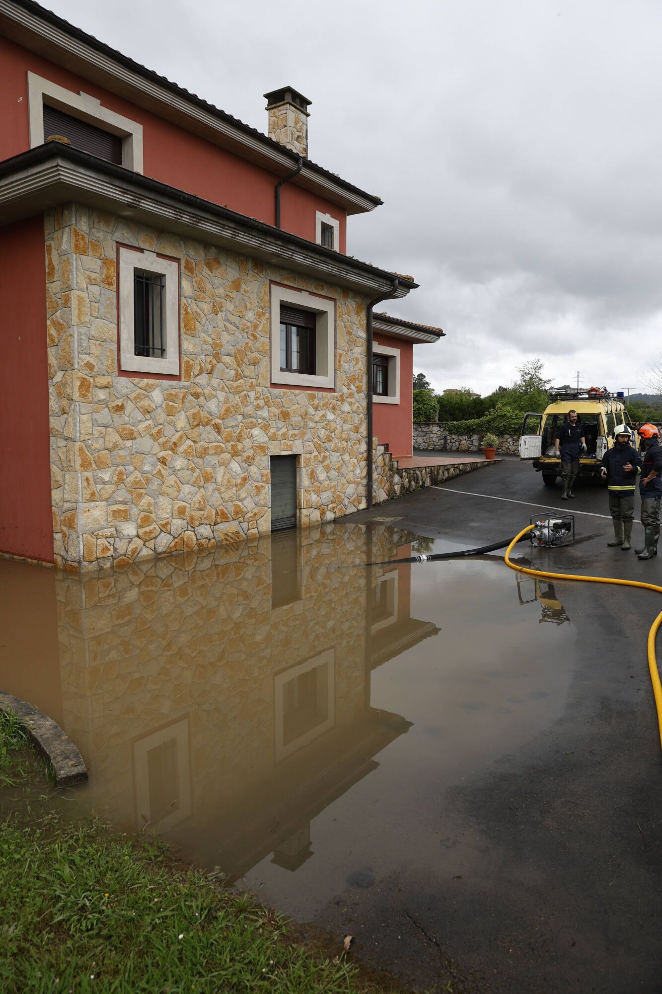 EN IMÁGENES: Caos en Colunga por las inundaciones de esta madrugada