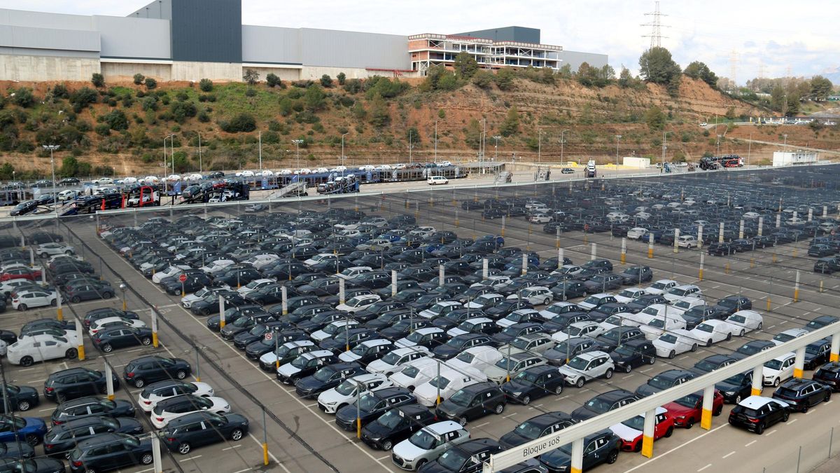 Vehicles aparcats a la planta de Seat a Martorell