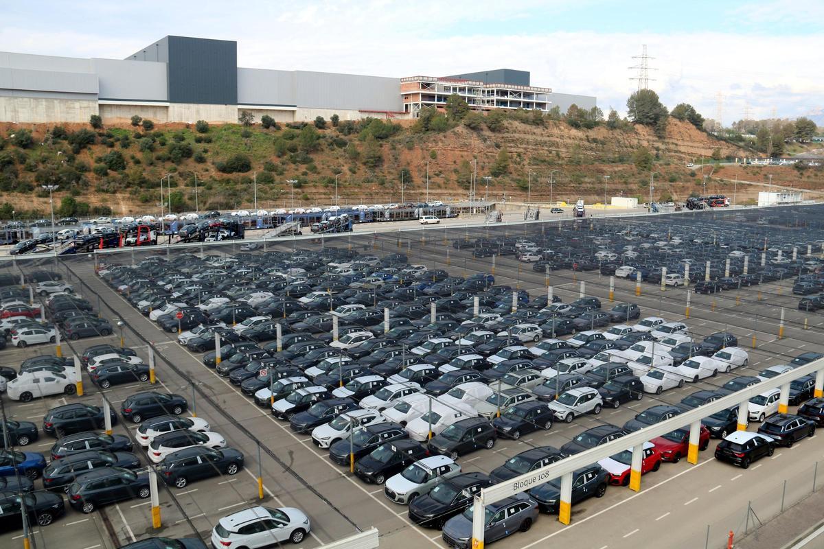 Vehicles aparcats a la planta de Seat a Martorell